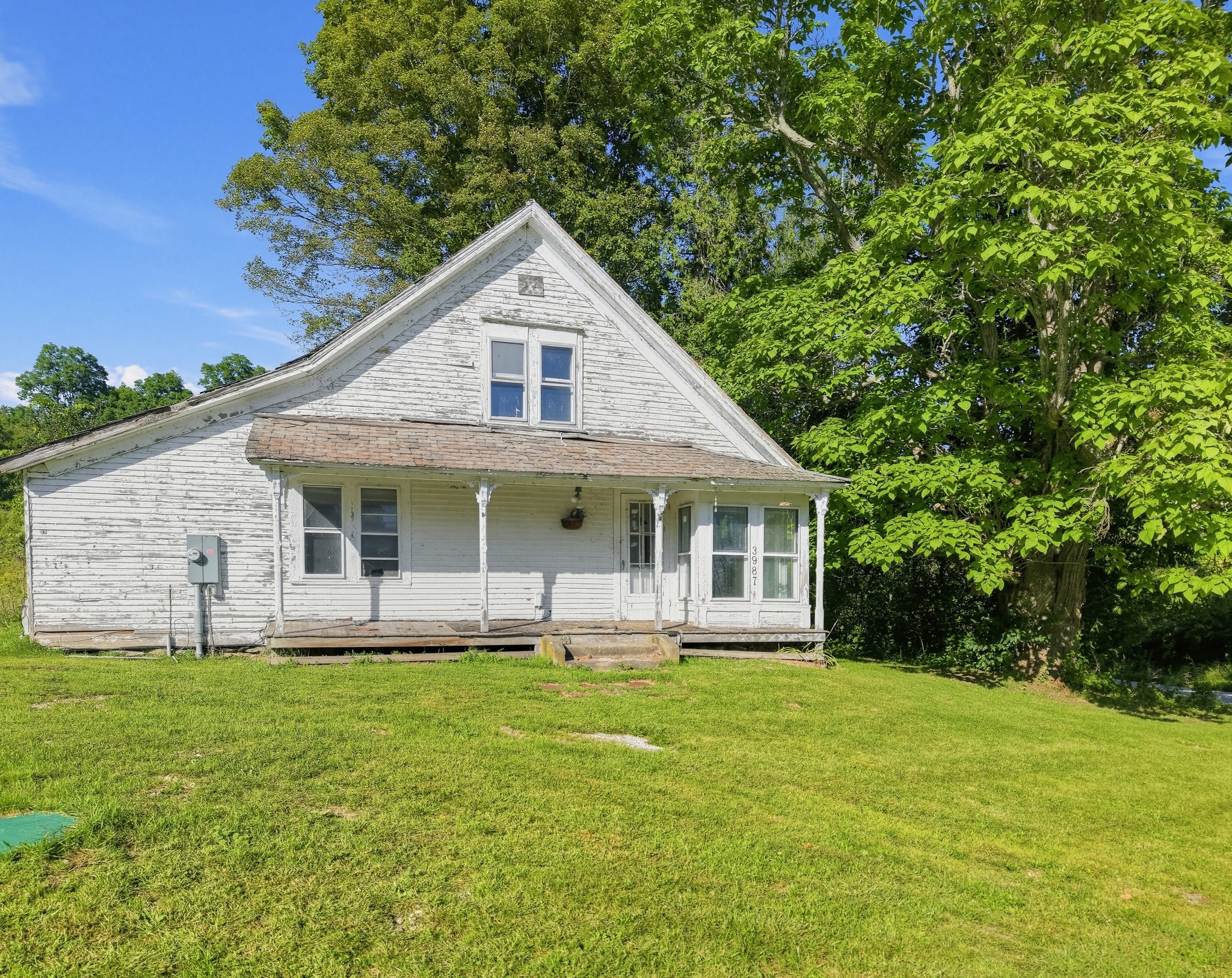 Charming vintage Vermont farmhouse at the entrance of the property